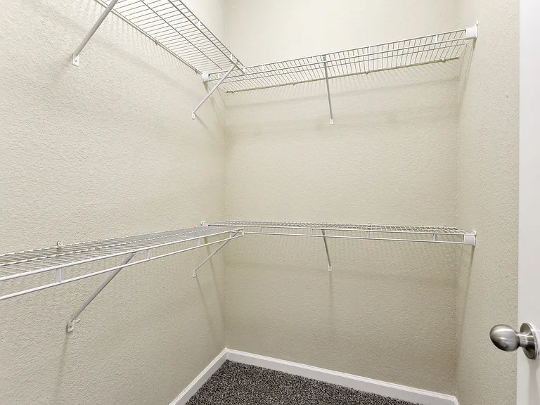 Overlook at Stone Oak Park Apartments — Photo 20