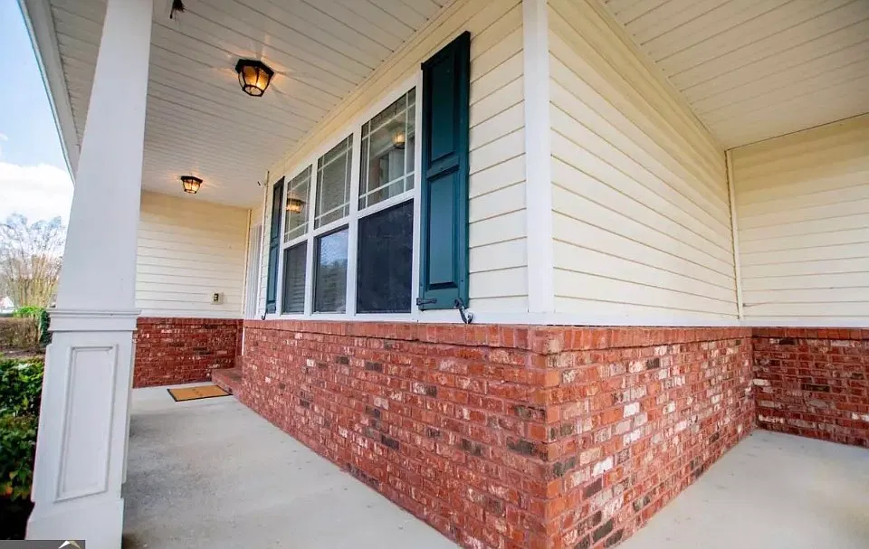 4 bed, 2500 sqft, $2,350 — Photo 2