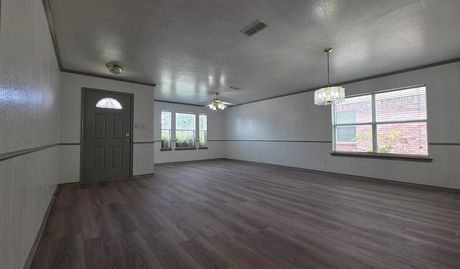 4 bed, 2.5 bath, 2771 sqft, $2,500 — Photo 3