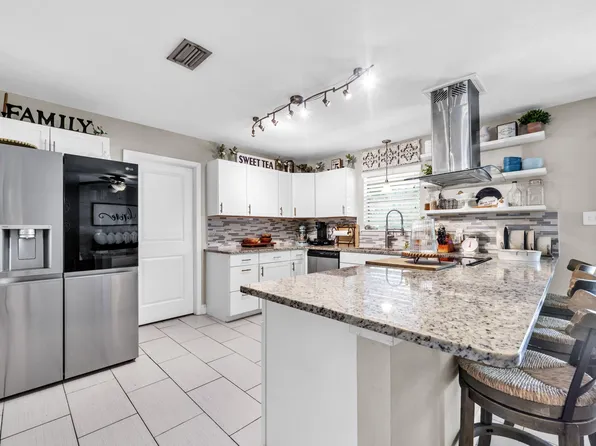 37 Maple Ave, Shalimar, FL 32579