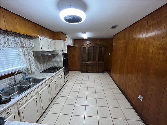 3rd image of 1225 West Dr