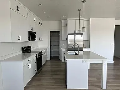 4 bed, 2.5 bath, 3306 sqft, $2,500 — Photo 3