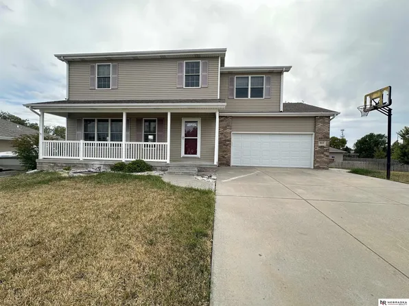 8621 Lavender Cir, Lincoln, NE 68505