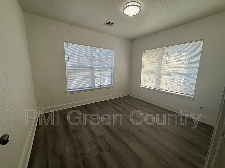 2430 E Pine St — Photo 9