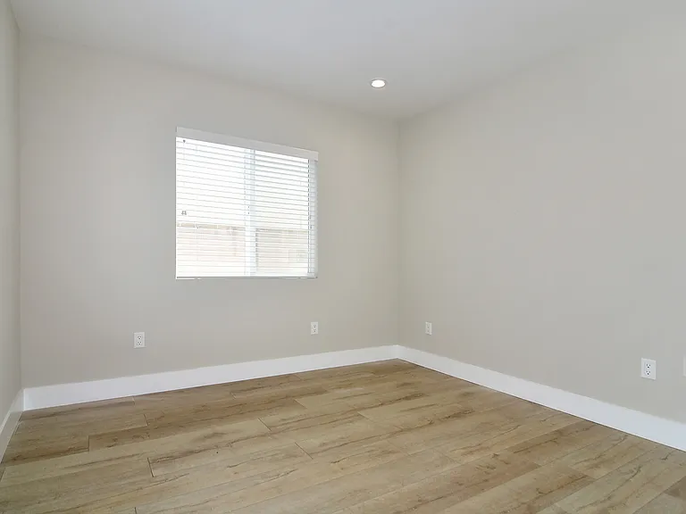 22446 Berdon St — Photo 8