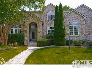10 Spring Lake Dr, Oxford, MI 48371