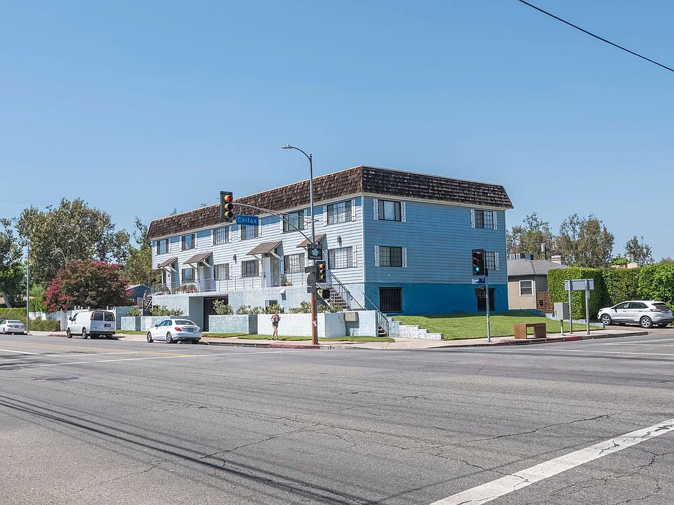 11701 Oxnard St