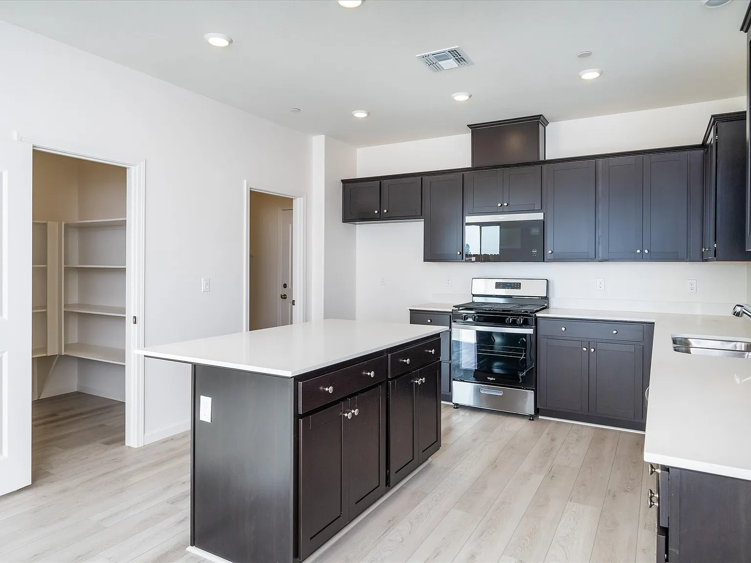 5 bed, 2200 sqft, $2,900 — Photo 3
