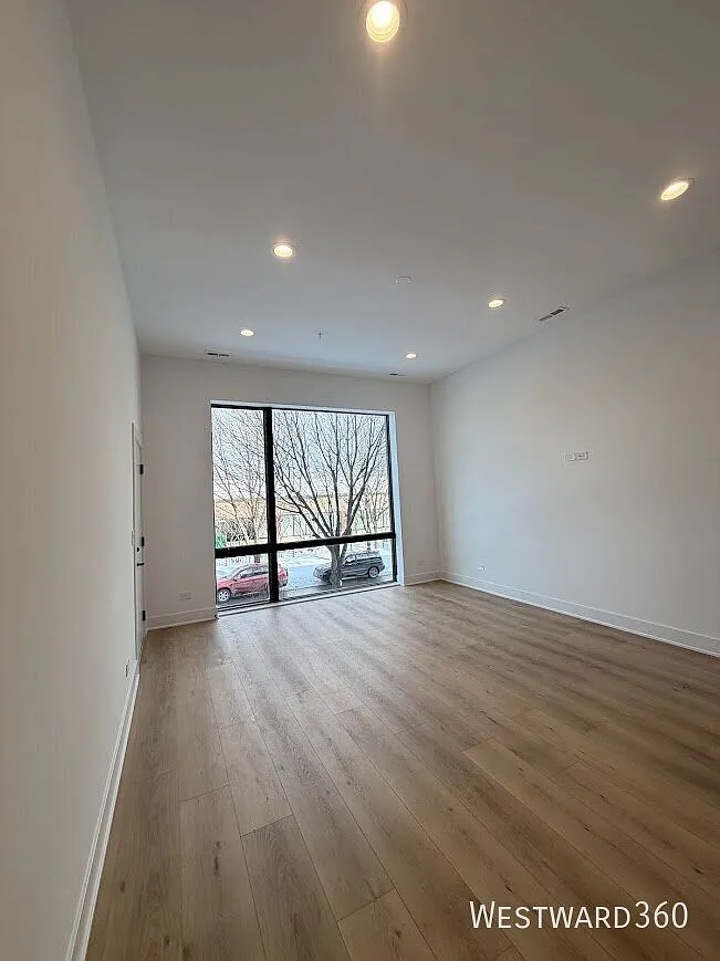 Brand New Luxury 3BR/2BA with Balcony & Parking in UIC/Medical District — Photo 2