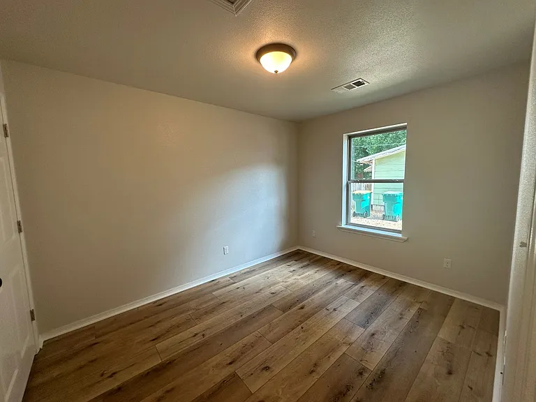 909 N El Paso Ave — Photo 9