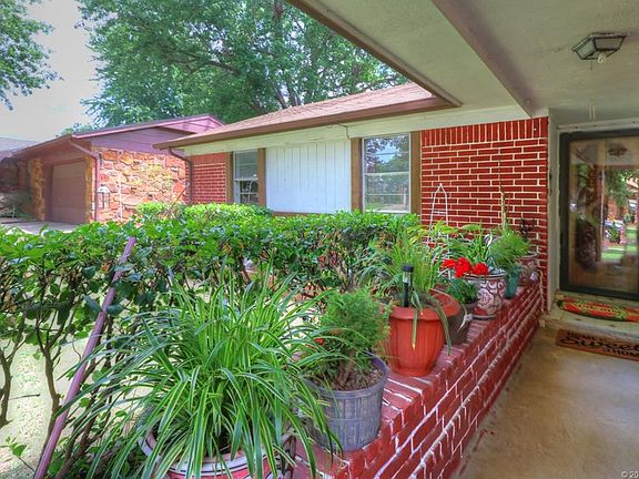 4th image of 404 E 21st Ct