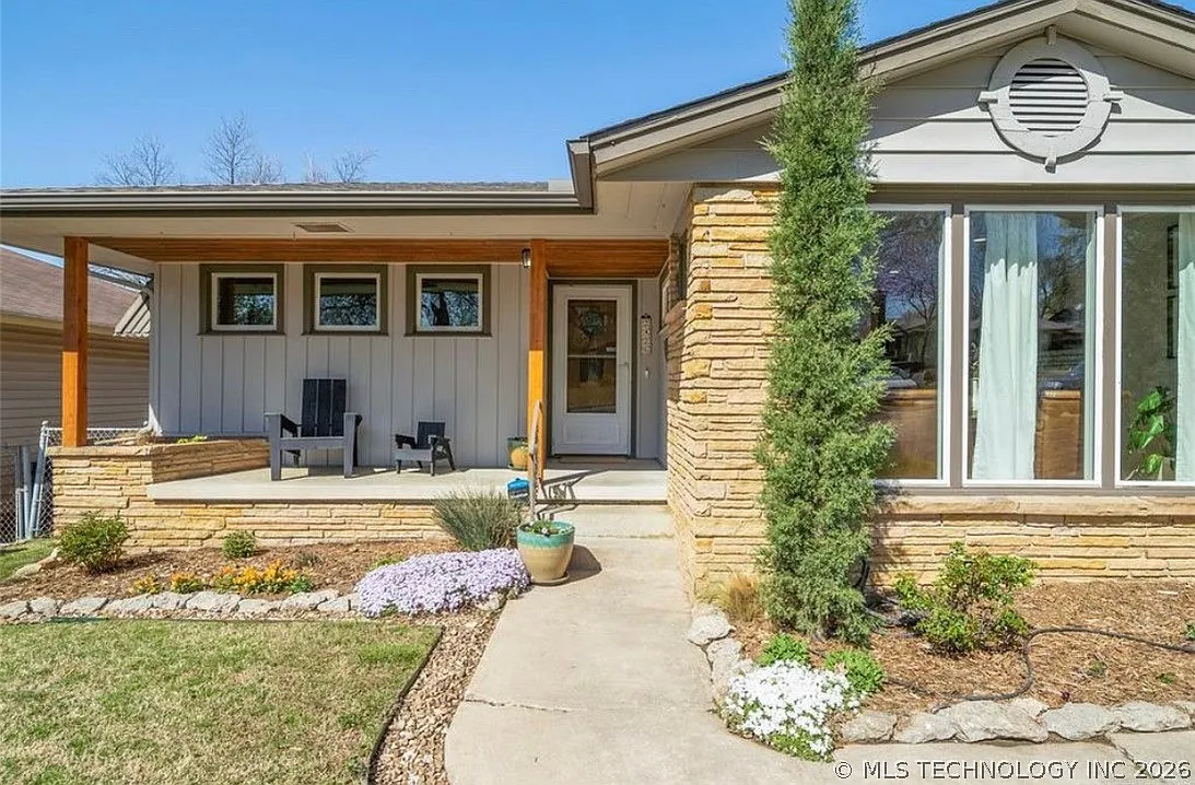 3 bed, 1.5 bath, 1418 sqft, $1,950 — Photo 2