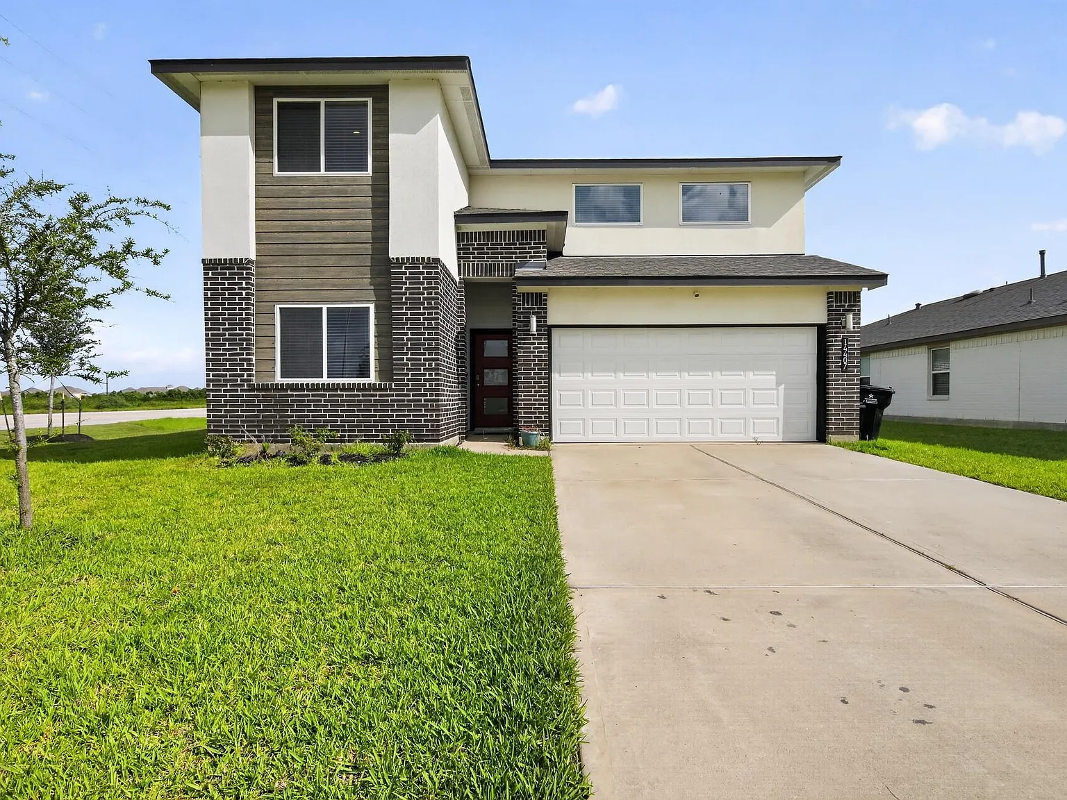 4 bed, 3.5 bath, 2355 sqft, $2,575 — Photo 1