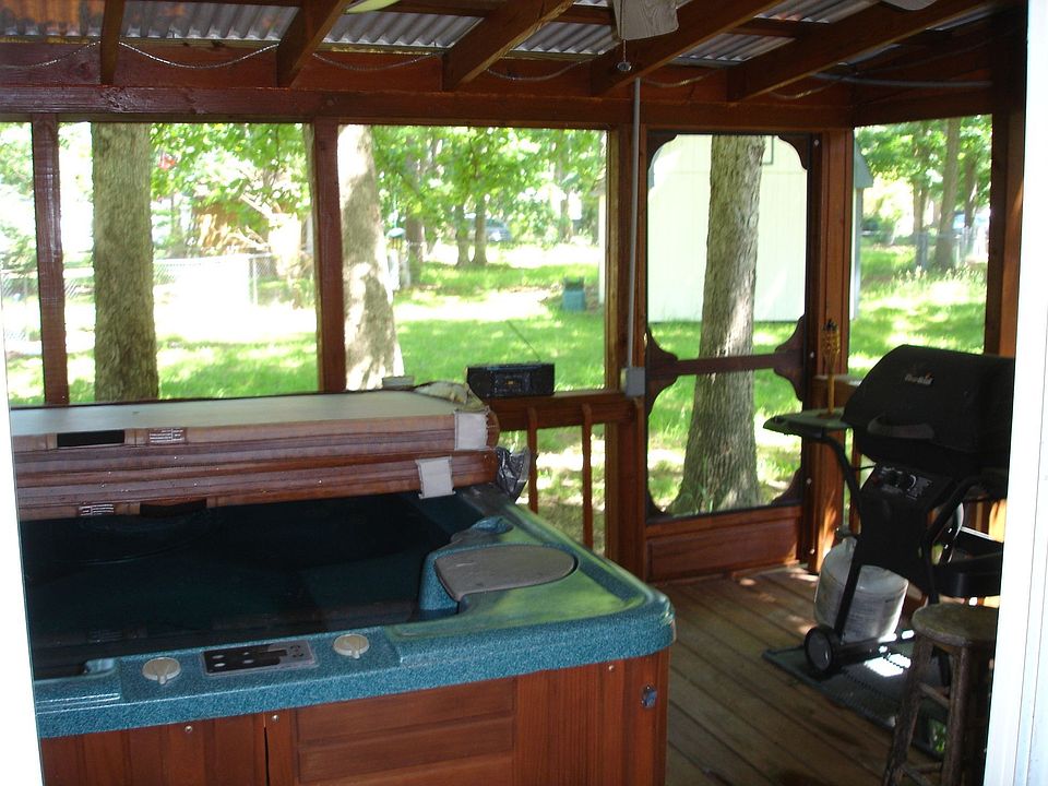 Deck with Jacuzzi, wet bar.