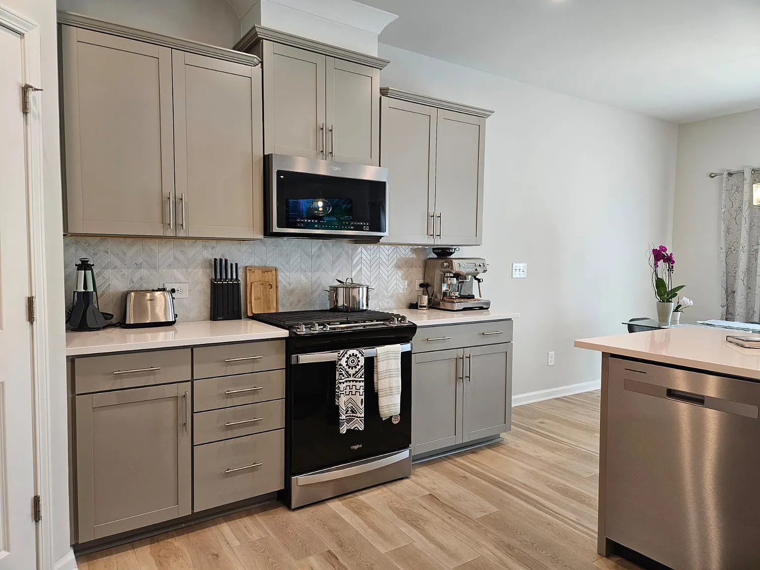 3 bed, 2.5 bath, 1818 sqft, $2,600 — Photo 2