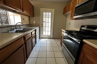 3 bed, 1029 sqft, $1,495 — Photo 2