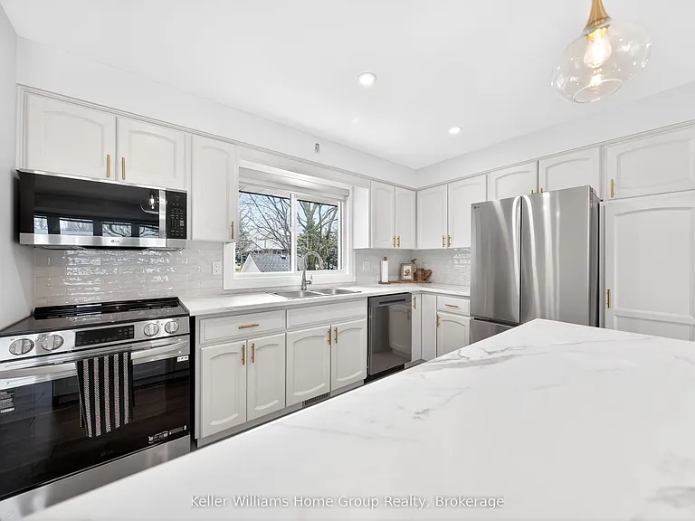 535 Elgin St — Photo 16