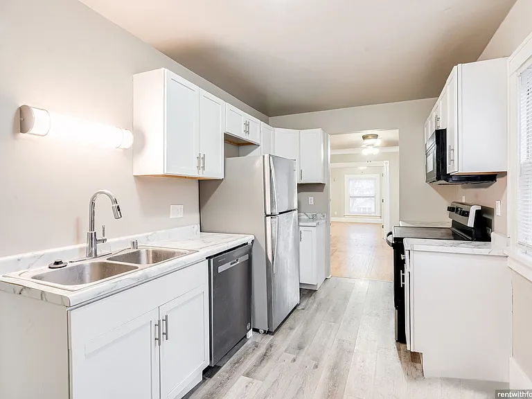229 E. Irving — Photo 9