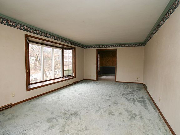 4th image of 719 Logan St