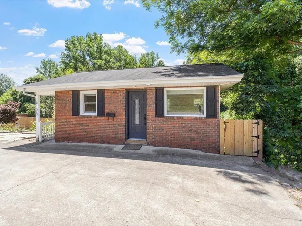 815 W 3rd St, Siler City, NC 27344