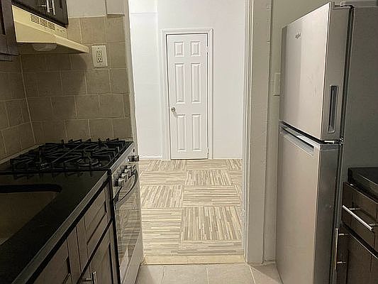 2nd image of 10 Post Ave #524