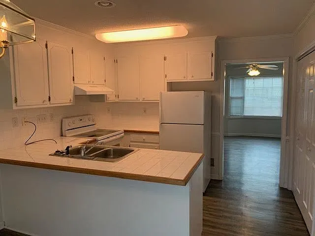 2 bed, 1.5 bath, 1042 sqft, $995 — Photo 2