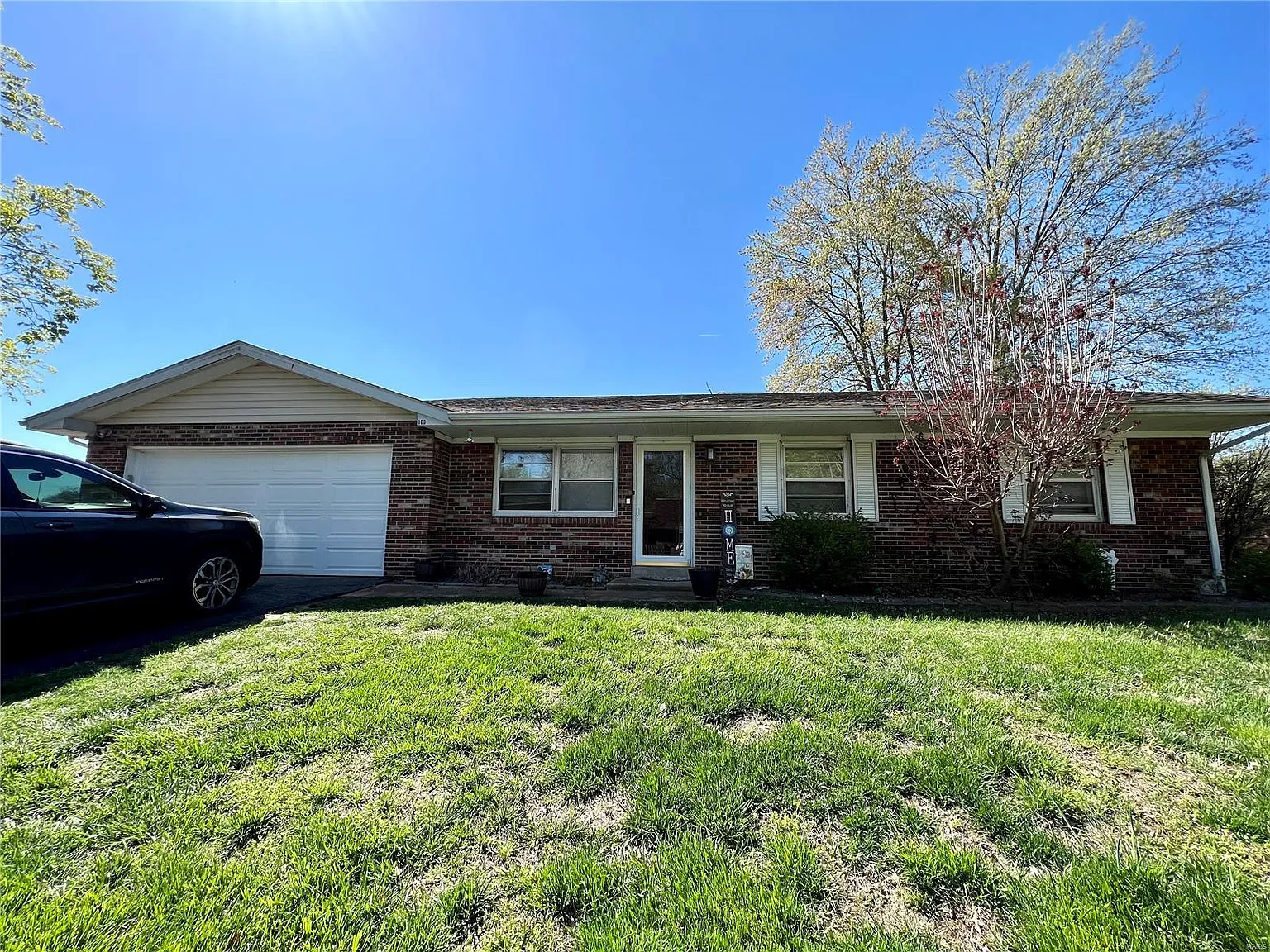 100 Lake Forest Dr photo 1