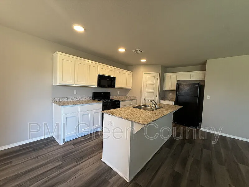 3 bed, 2.0 bath, 1326 sqft, $1,645 — Photo 4