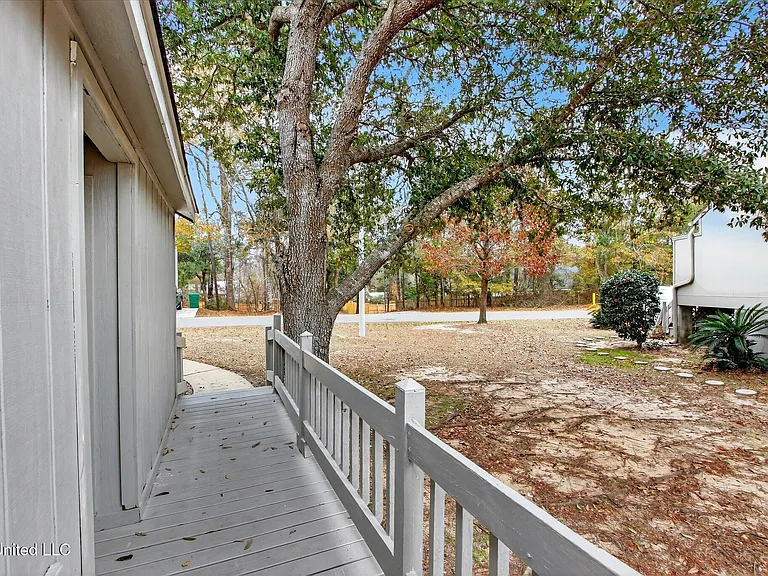 223 Highpoint Dr — Photo 17