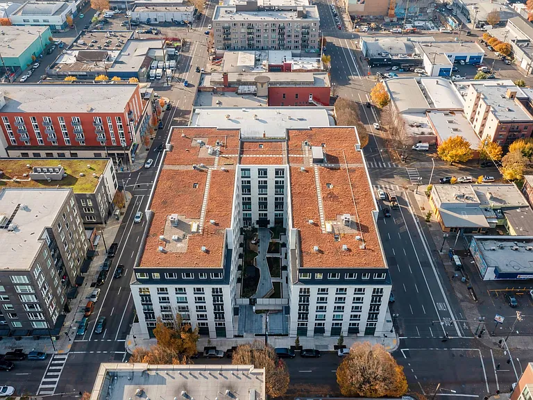 Perfectly embedded in Portland's vibrant Central Eastside neighborhood, Modera Morrison offers a connected location bustling with activity.