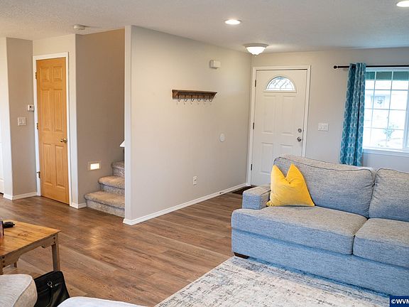 5th image of 321 NE Carmen Pl