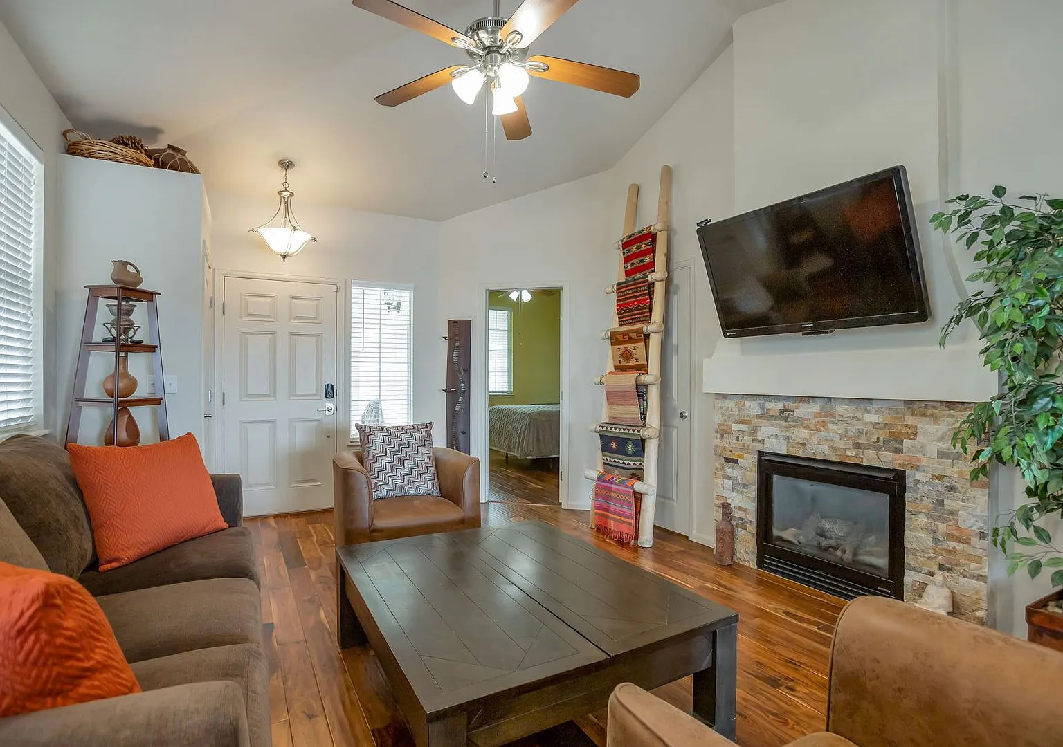 Fully Furnished 3BR with Mountain Views All Utilities Included — Photo 2