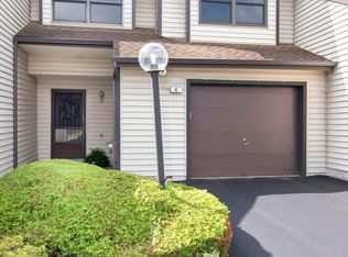 4 Surrey Hill Dr, Latham, NY 12110