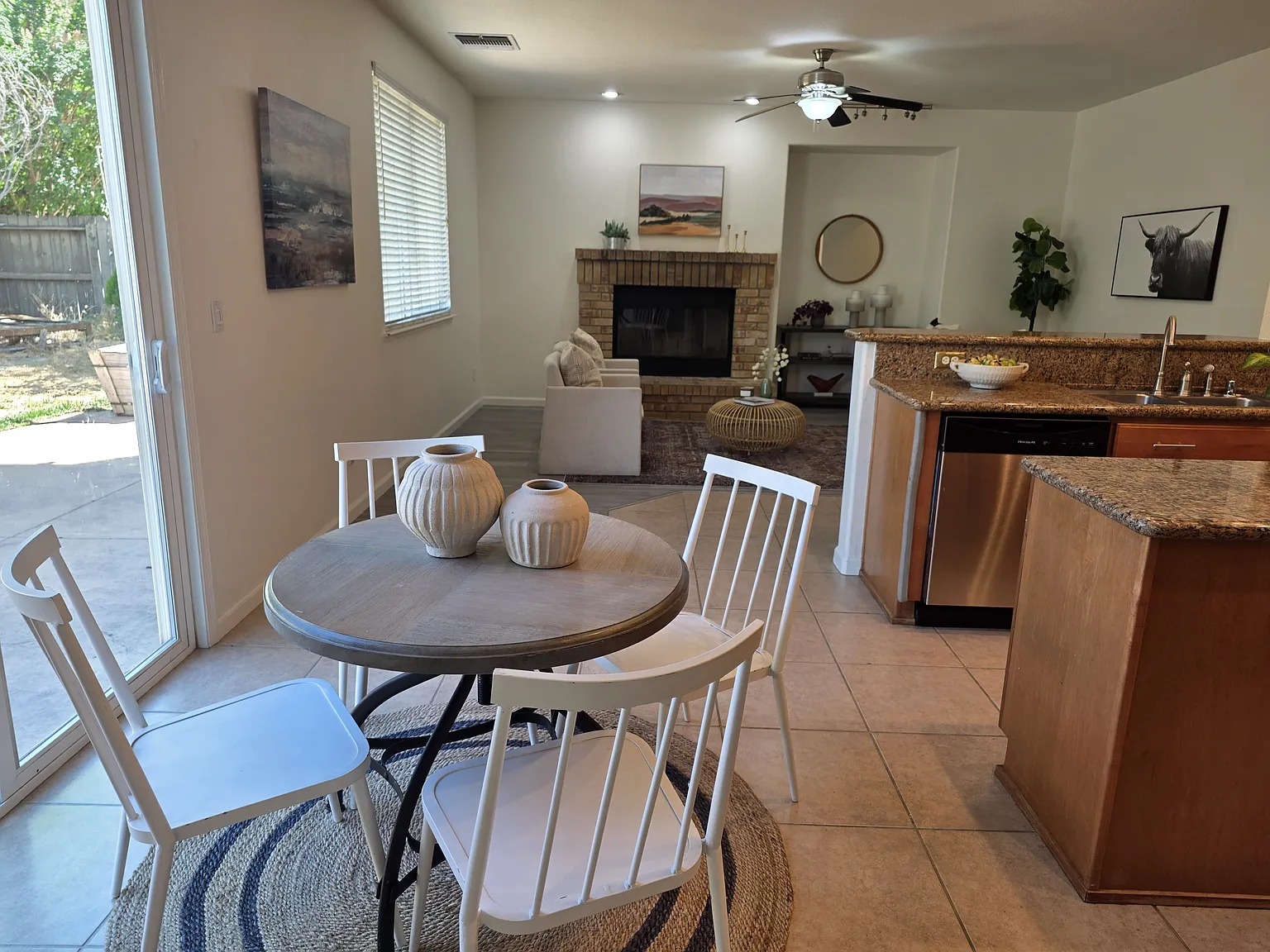5 bed, 2566 sqft, $3,400 — Photo 3