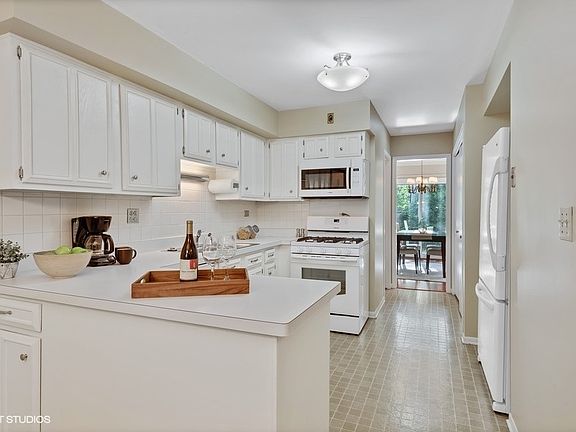 5th image of 246 Essex Pl