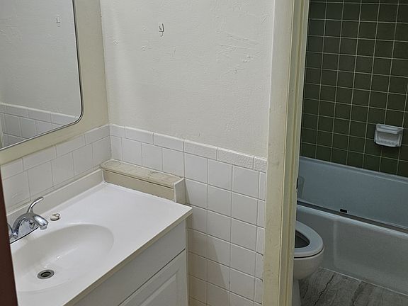 5th image of 636 NW 13th St APT 21