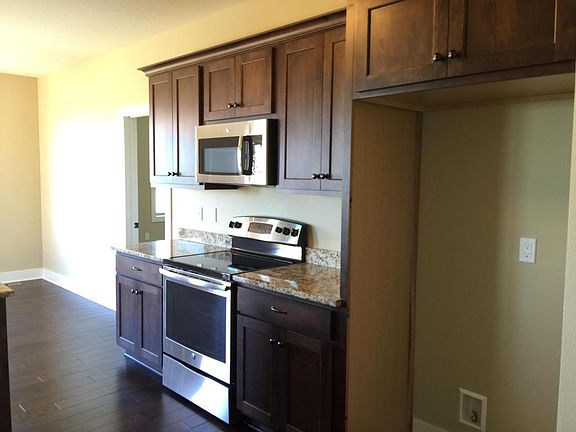 3rd image of 405 Ashby Cir
