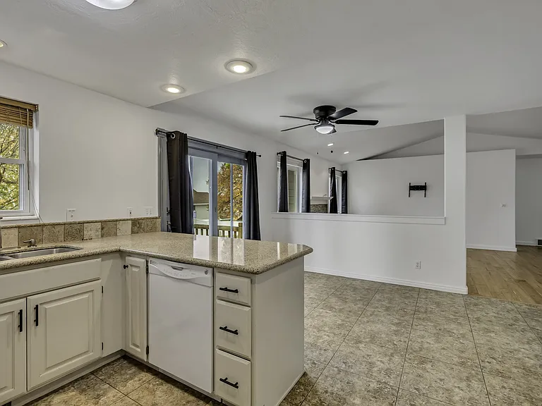 778 S 410 E — Photo 9