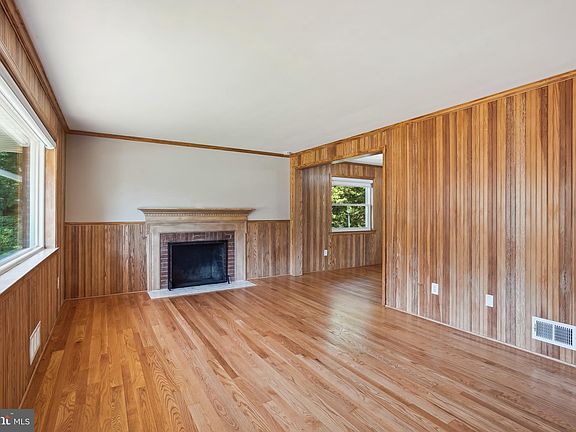 3rd image of 515 N George Mason Dr