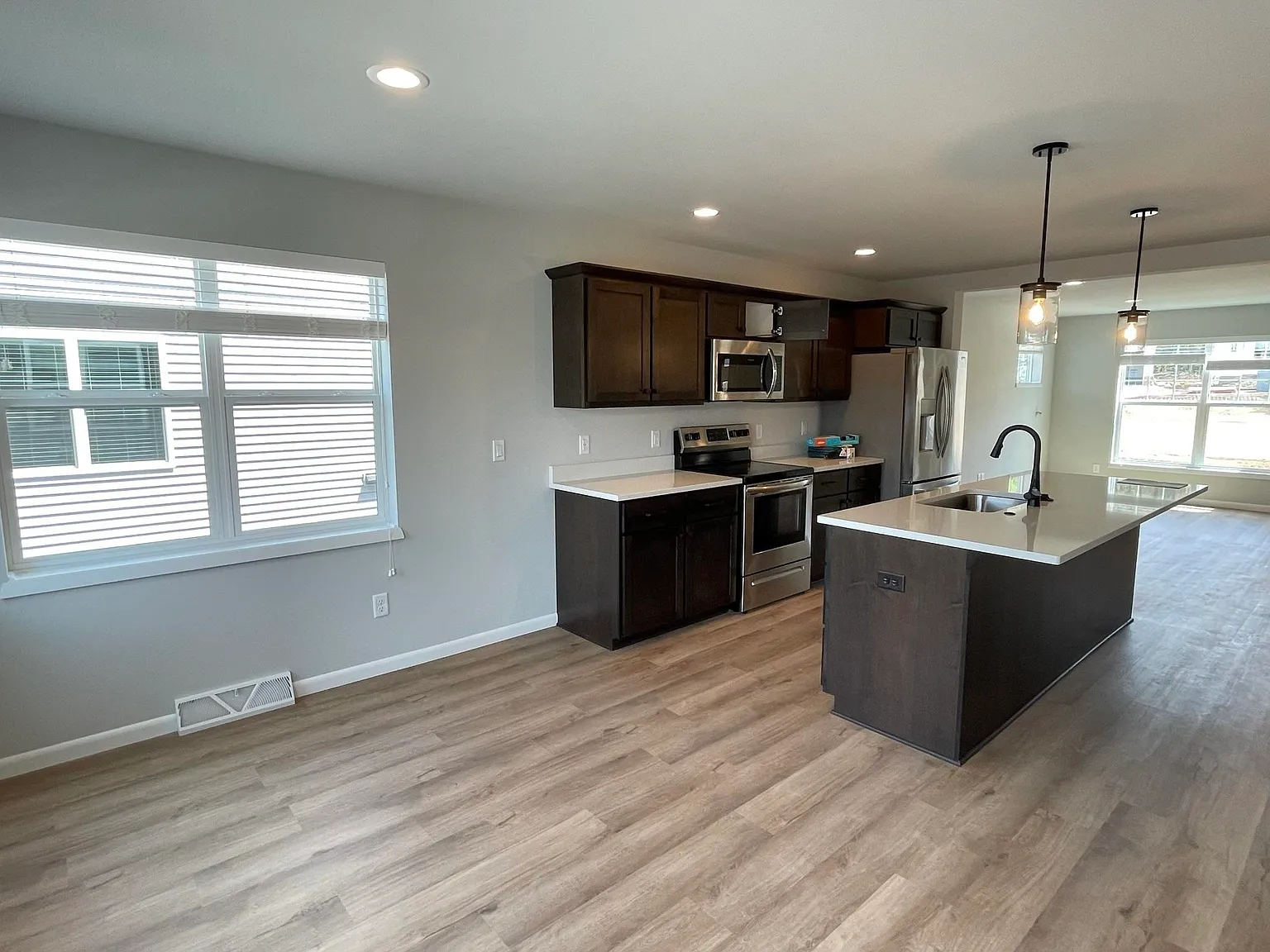 3 bed, 3.0 bath, 1737 sqft, $2,695 — Photo 4
