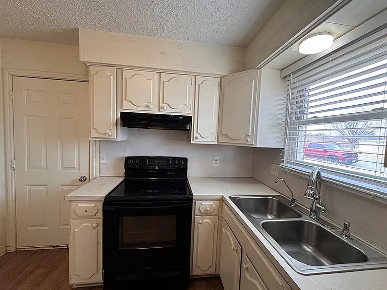 4425 Humble Ave — Photo 5