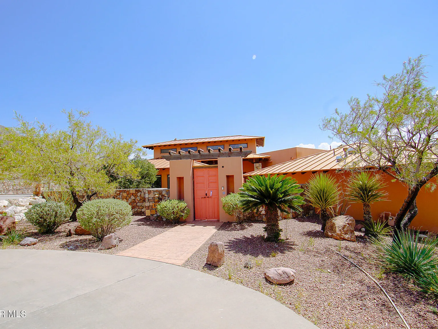 3 bed, 4.0 bath, 4933 sqft, $7,200 — Photo 3