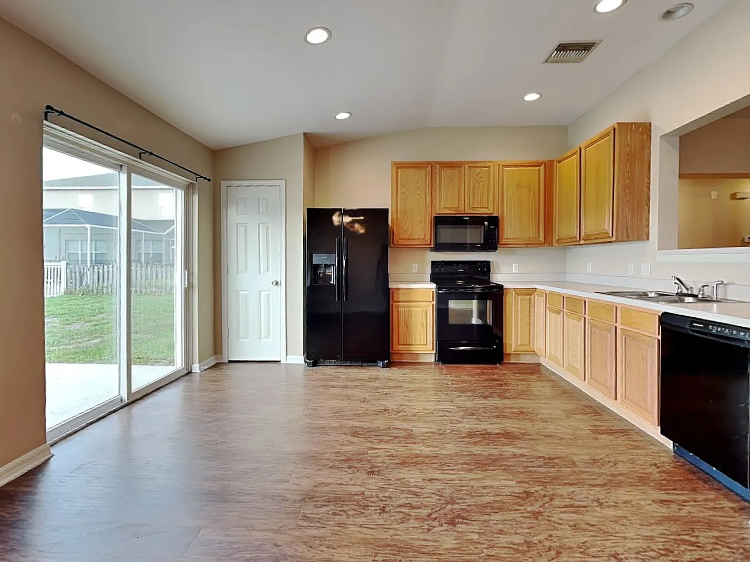 3 bed, 2.0 bath, 1716 sqft, $2,055 — Photo 3