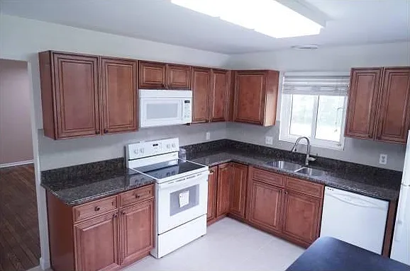 3 bed, 2.5 bath, 1620 sqft, $2,500 — Photo 2