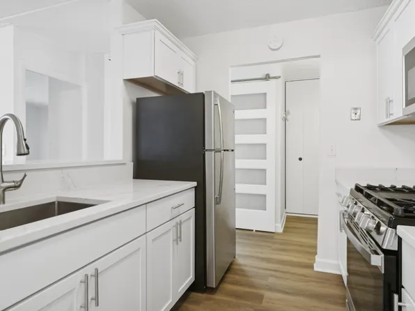 300 W Fullerton Ave APT 320, Addison, IL 60101