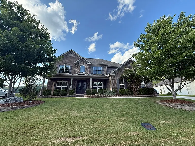 31 Summerlyn Way SE — Photo 1