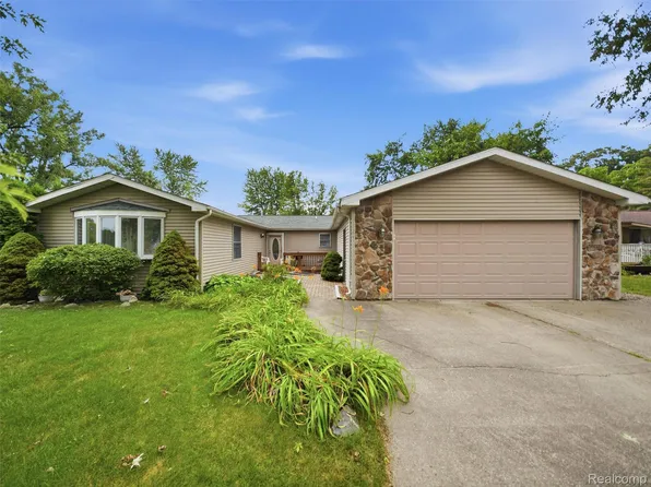 601 Holly Bush Dr, Holly, MI 48442