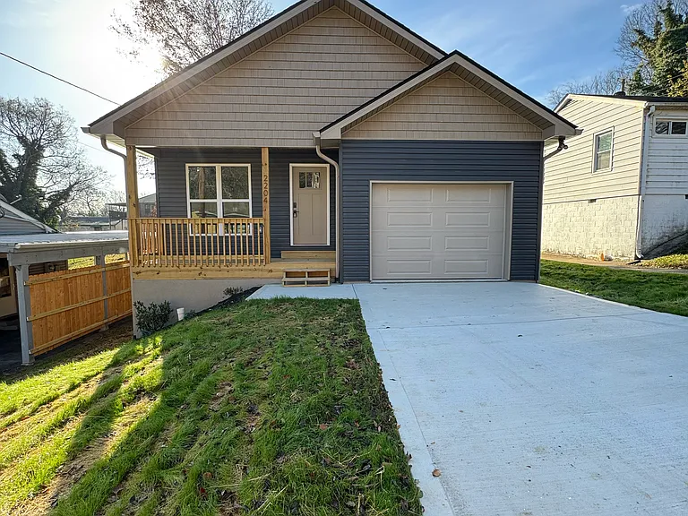 2204 Chester St — Photo 1