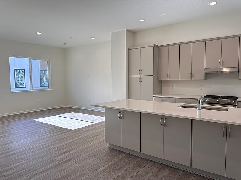 760 Josephine Way — Photo 3