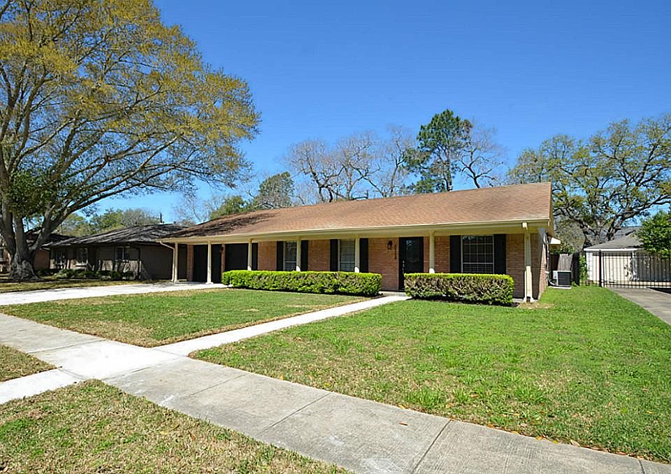 Welcome Home!!! Enjoy freshly poured concrete driveway and sidewalks!
